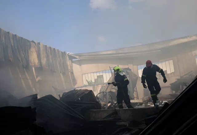 Μεγάλες καταστροφές στο εργοστάσιο που κάηκε στον Ασπρόπυργο.