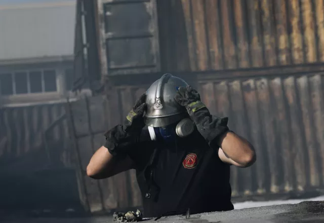 Μεγάλες καταστροφές στο εργοστάσιο που κάηκε στον Ασπρόπυργο.