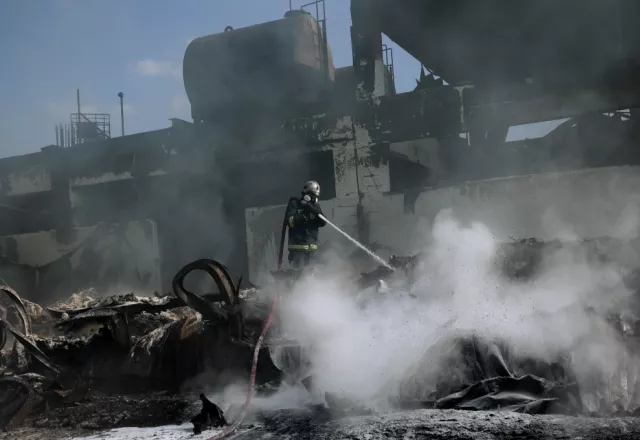 Μεγάλες καταστροφές στο εργοστάσιο που κάηκε στον Ασπρόπυργο.