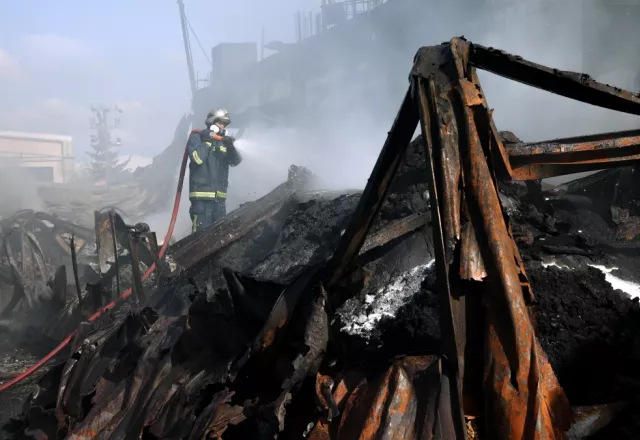 Μεγάλες καταστροφές στο εργοστάσιο που κάηκε στον Ασπρόπυργο.