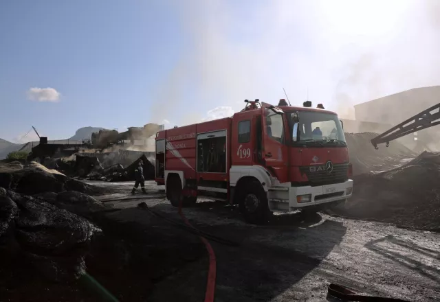 Μεγάλες καταστροφές στο εργοστάσιο που κάηκε στον Ασπρόπυργο.