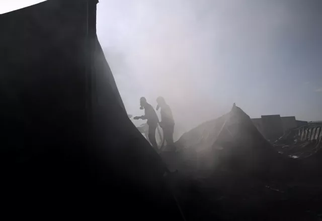 Μεγάλες καταστροφές στο εργοστάσιο που κάηκε στον Ασπρόπυργο.