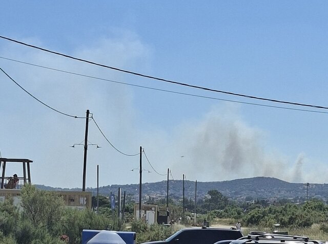 Φωτιά τώρα στα Σπάτα κοντά στο αεροδρόμιο, 5 εναέρια στη μάχη της κατάσβεσης