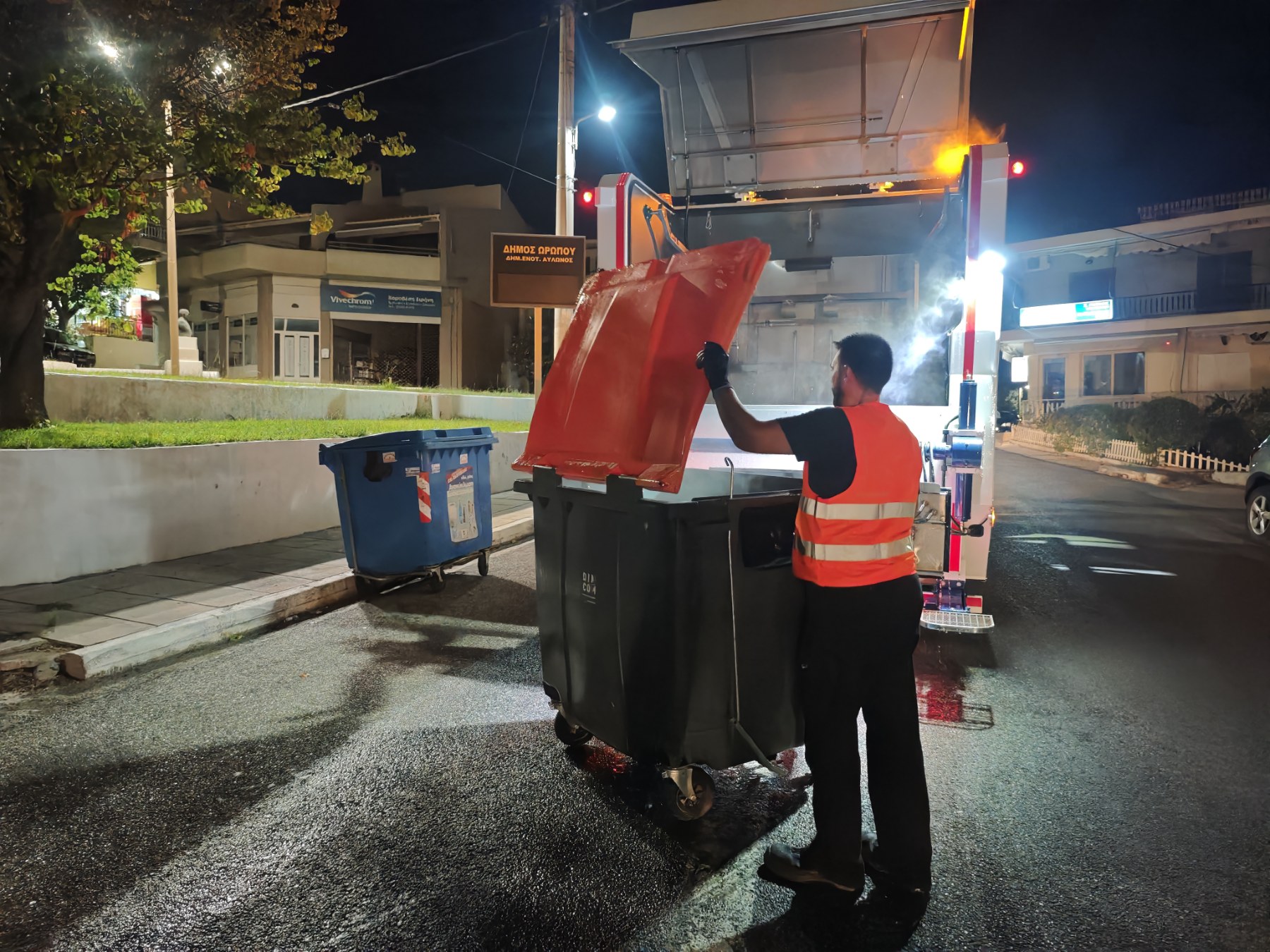 Πλύση απολύμανση κάδων στον Αυλώνα παρουσία του δημάρχου Ωρωπού