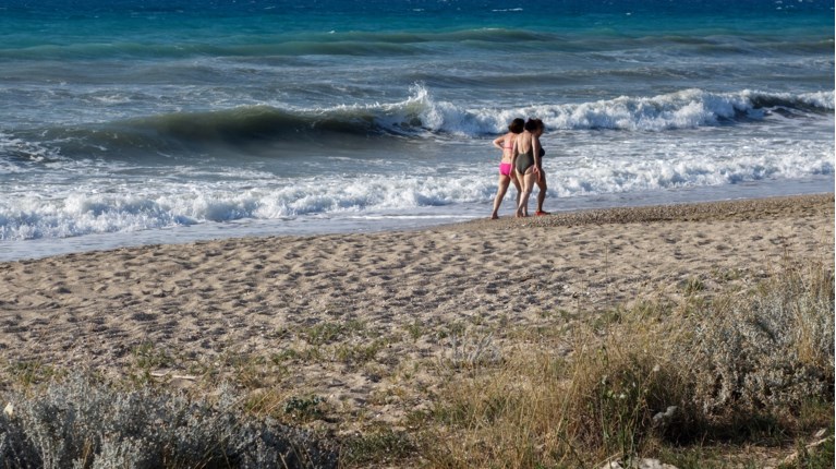 Καιρός: Πέφτει η θερμοκρασία και ενισχύονται τα μελτέμια - Συναγερμός για κίνδυνο πυρκαγιάς