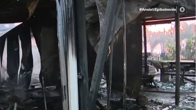 Κάηκε ολοσχερώς γνωστό καφέ μπαρ στην Αρτέμιδα - Δεν αποκλείεται ο εμπρησμός (φωτό & βίντεο)