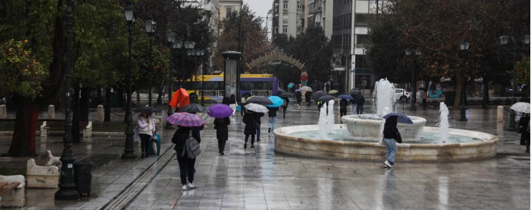 Κακοκαιρία Kristin: Με καταιγίδες, ισχυρούς ανέμους και αφρικανική σκόνη – Βρέχει ήδη στην Αττική