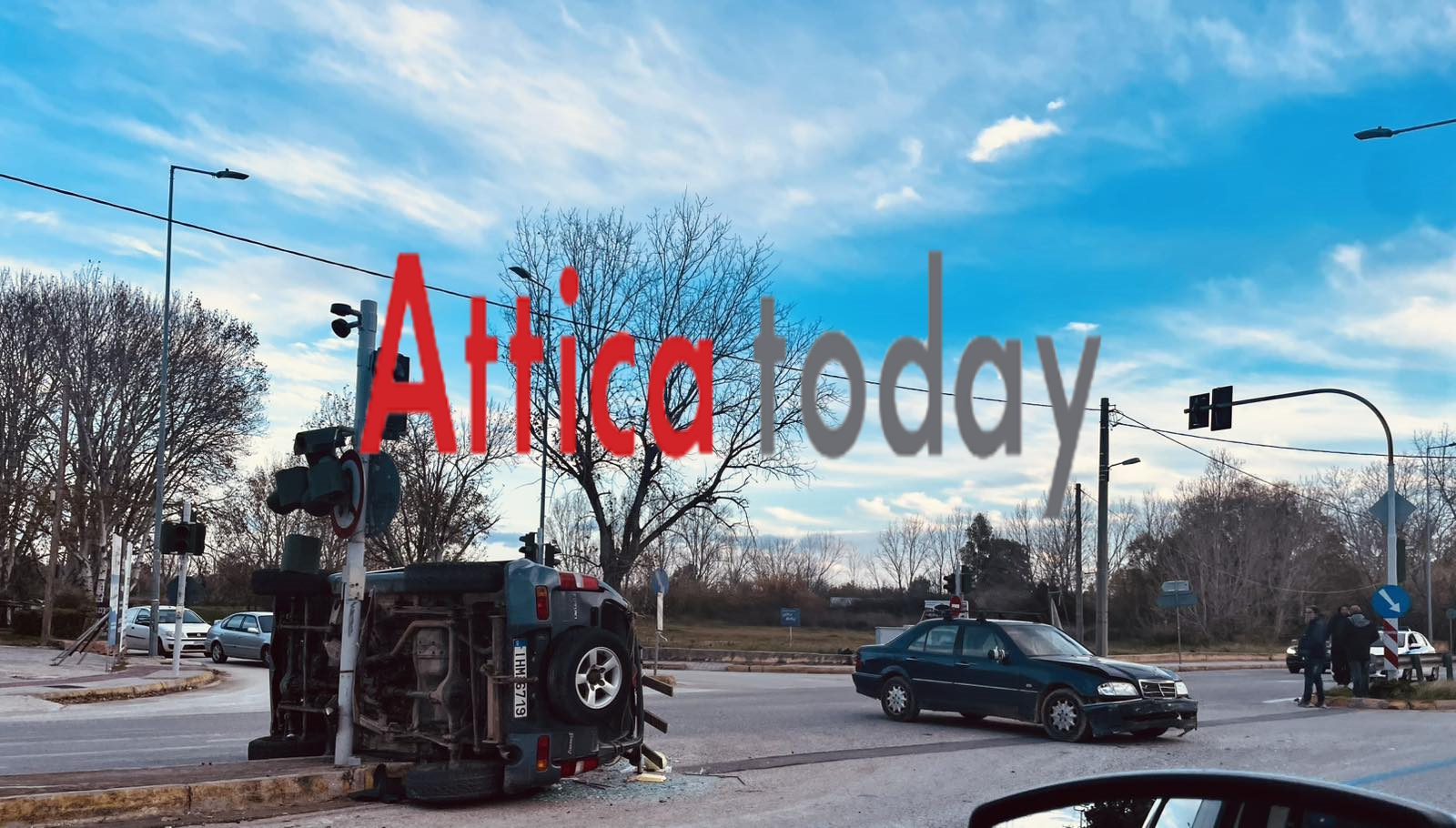 Νέα Μάκρη: Σφοδρή σύγκρουση αυτοκίνητων - Αναποδογύρισε το ένα 