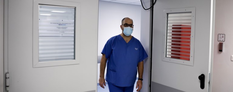 Σε κρίσιμη κατάσταση ο 71χρονος με μεταπνευμονοϊο HMPV - Γεωργιάδης: "Ψάχνουμε αν υπάρχει επικίνδυνη μετάλλαξη"