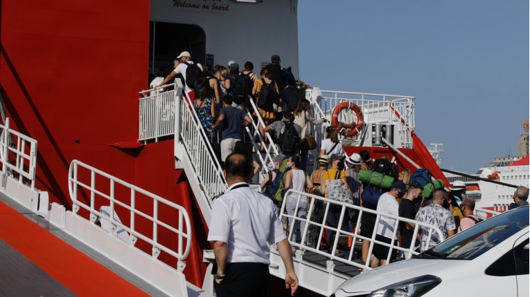 Γεμάτα φεύγουν από λιμάνι του Πειραιά τα πλοία – Αναχωρούν οι πρώτοι αδειούχοι του Ιουλίου