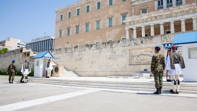 Αλλάζει όψη το Μνημείο του Αγνώστου Στρατιώτη: Η άσφαλτος παραχωρεί τη θέση της στο μάρμαρο -Τι προβλέπει η ανάπλαση