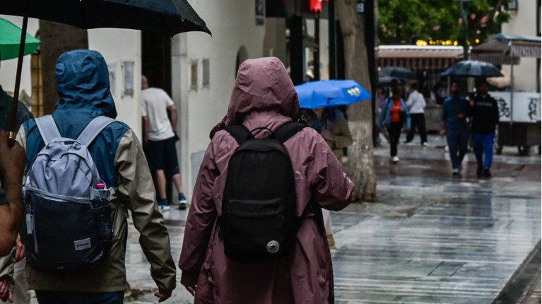 Καιρός: Ισχυρές βροχές και καταιγίδες σαρώνουν τη χώρα – Νύχτα κεραυνών στην Αττική