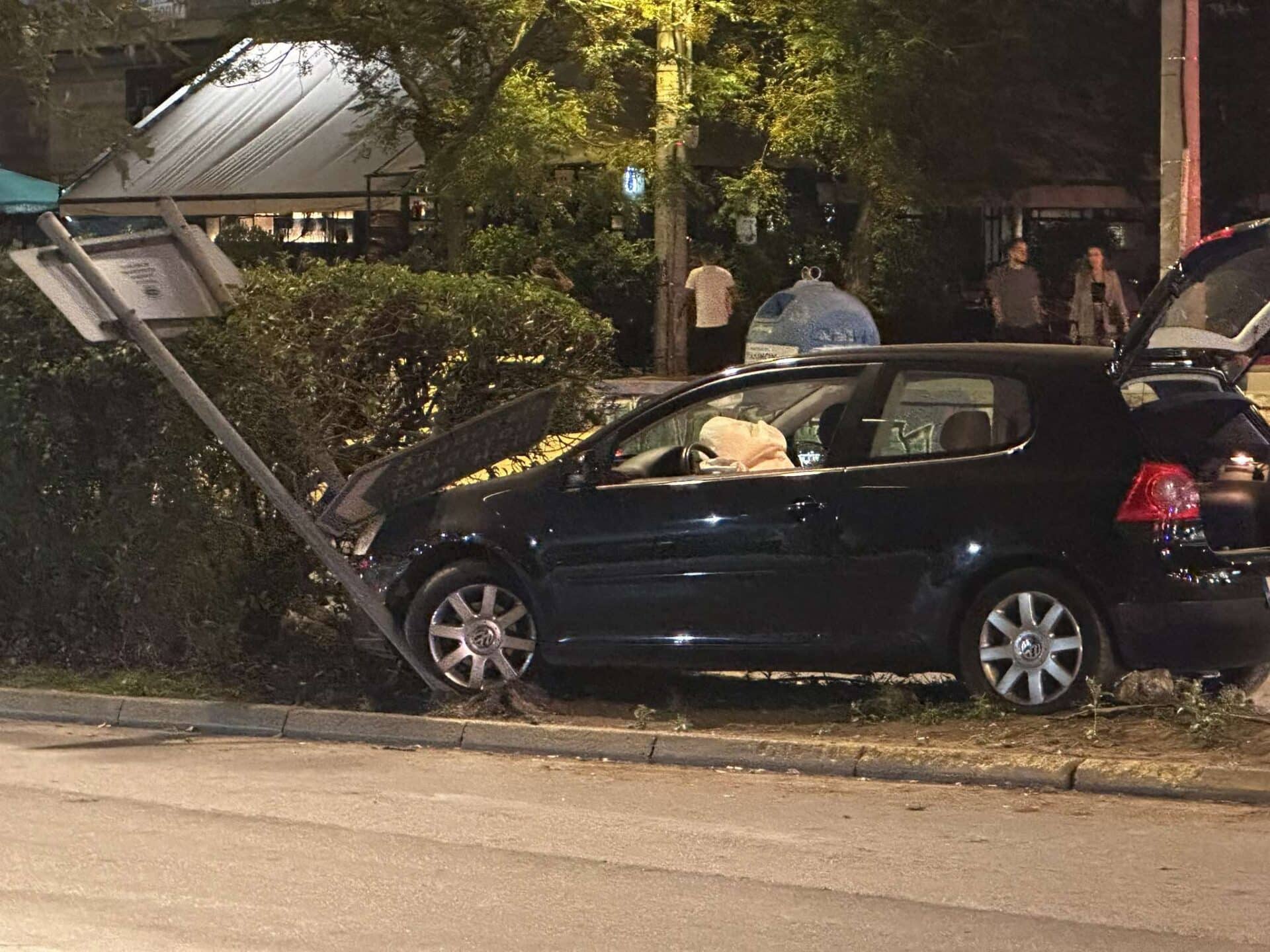 Αυτοκίνητο "καρφώθηκε" με σφοδρότητα σε πληροφοριακή πινακίδα  στη Λεωφόρο Μεσογείων
