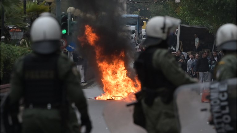 Ένταση στο Γεωπονικό Πανεπιστήμιο – Ομάδα ατόμων έβαλε φωτιές σε κάδους [βίντεο]