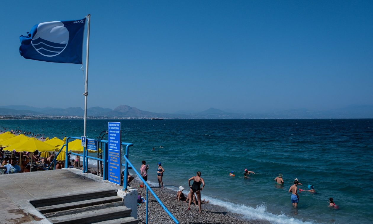 Η πασίγνωστη παραλία της Αττικής που έχασε τη Γαλάζια Σημαία