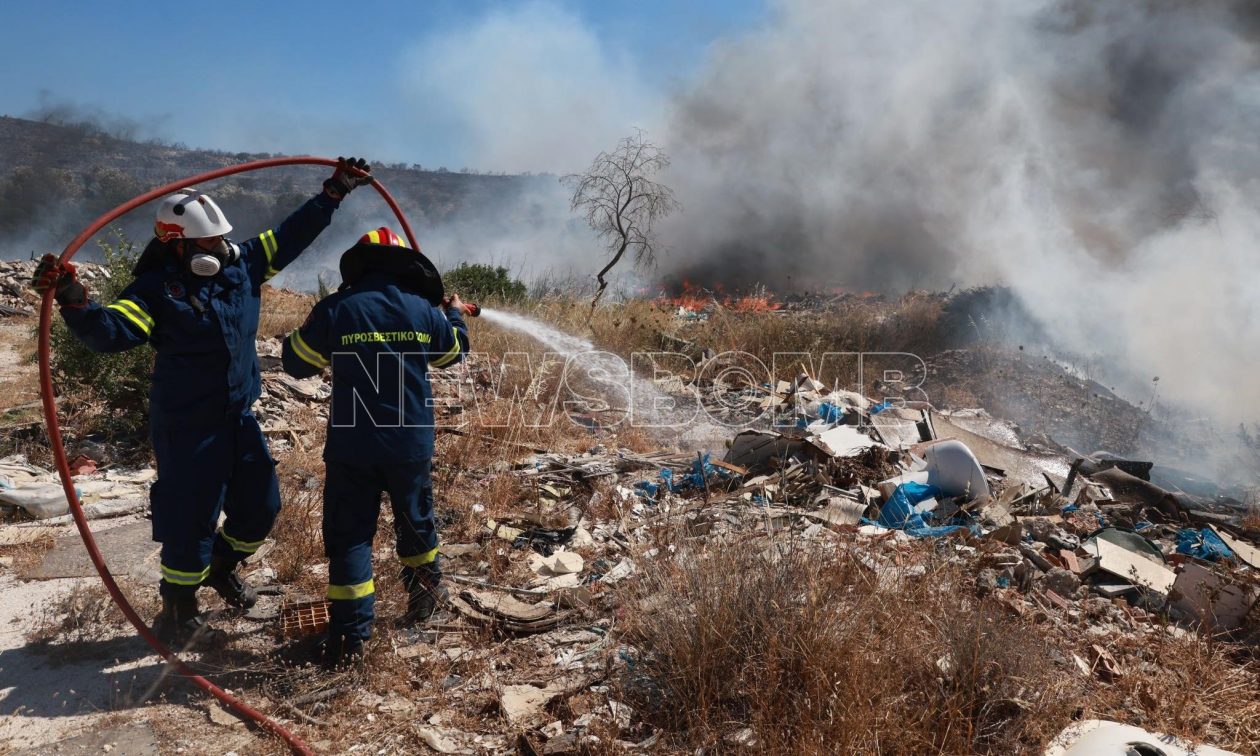 Φωτιά στη Βάρης Κορωπίου: Καταγγελίες κατοίκων για τα ακαθάριστα οικόπεδα