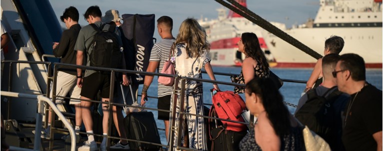Κορυφώνεται η έξοδος του Αυγούστου – Ουρές χιλιομέτρων για το λιμάνι του Πειραιά, γεμάτα φεύγουν τα πλοία