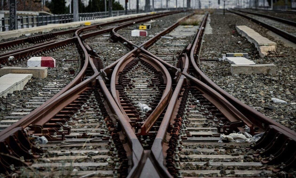 Στην φάκα της ασφάλειας πιάστηκε 43χρονος στην Ελευσίνα που προσπάθησε να «ρημάξει» τις σιδηροδρομικές γραμμές -  Τι βρέθηκε στην κατοχή του 