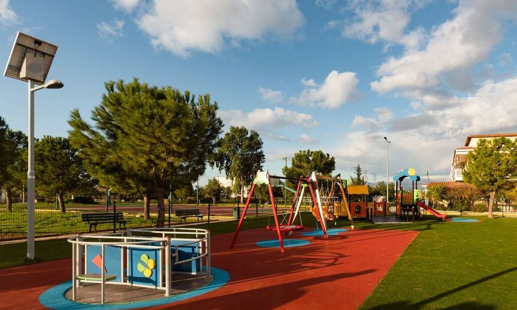 Ανήλικοι σε παιδική χαρά στη Γλυφάδα δίνουν ραντεβού για ξύλο (βίντεο)