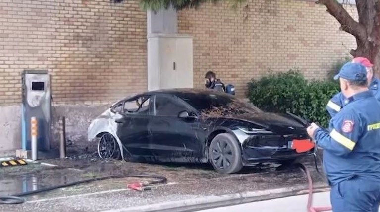 Μυστήριο με το Tesla που κάηκε στο Χαλάνδρι - Τι καταγγέλει ο ιδιοκτήτης του αυτοκινήτου
