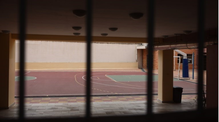 Μαθητής στην Πετρούπολη πήγε στο σχολείο με... μπαλτά 29 εκατοστών