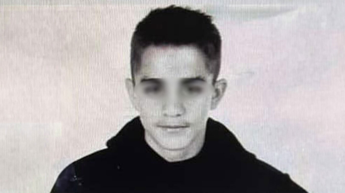 Αυτός είναι ο 18χρονος που ομολόγησε ότι έριξε τη ναυτική φωτοβολίδα στον αστυνομικό στου Ρέντη