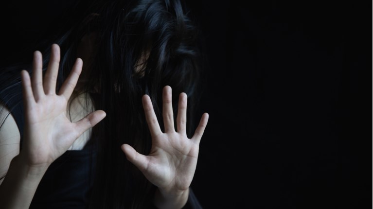 Κορωπί: Παραμένει διασωληνωμένη η 40χρονη που ξυλοκοπήθηκε από τον σύντροφό της μπροστά στα παιδιά της