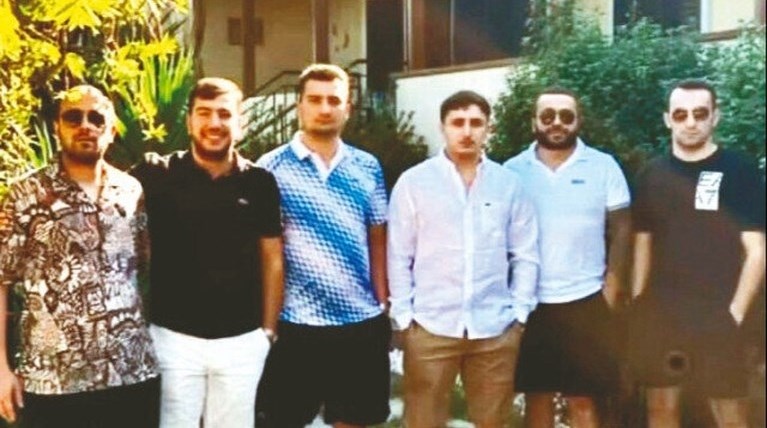 Μακελειό στη Λούτσα: Ο άγνωστος "Ντάλτον" της φωτογραφίας - Υποψίες ότι ο "ντελιβεράς" είναι ο 2ος Δούρειος Ίππος