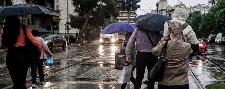Βροχές και καταιγίδες σε όλη τη χώρα σήμερα, "χτυπάνε" και την Αθήνα - Τι καιρό θα κάνει τα Χριστούγεννα