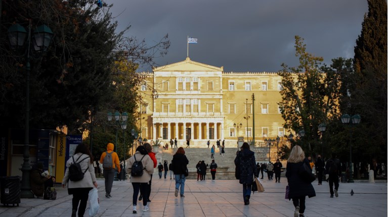 Επιχείρηση "ζεστό χρήμα": Επίδομα 250€ και αυξήσεις στους συνταξιούχους, επίδομα θέρμανσης, επιστροφή ενοικίου
