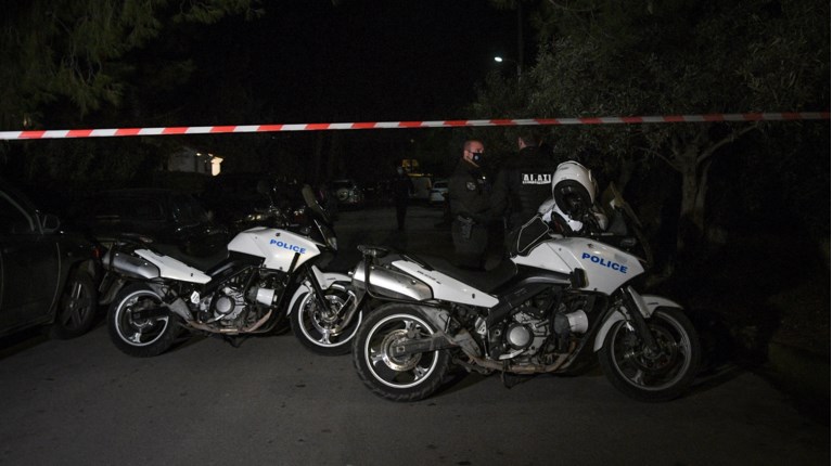 Έκρηξη στο Χαλάνδρι: Μοτοσικλετιστές πέταξαν εμπρηστικό μηχανισμό έξω από τράπεζα
