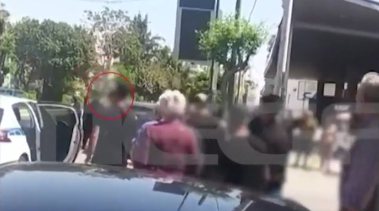 Αιματηρό σκηνικό σε μπαρ στην Καλλιθέα: Ο μεθυσμένος 58χρονος πυροβόλησε την ιδιοκτήτρια με ούζι επειδή "έφαγε πόρτα"