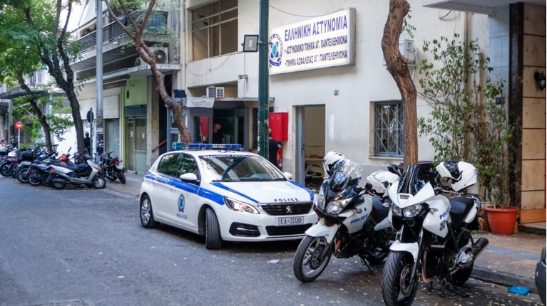 Νέο θρίλερ στον Άγιο Παντελεήμονα: Μαχαιρωμένος Ιρανός καταγγέλλει τον Έλληνα συγκάτοικό του που αναζητείται