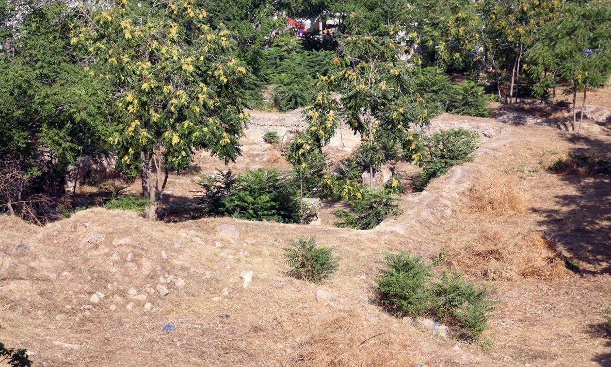 Θρίλερ στην Αρτέμιδα: Άνδρας εντοπίστηκε νεκρός σε οικόπεδο