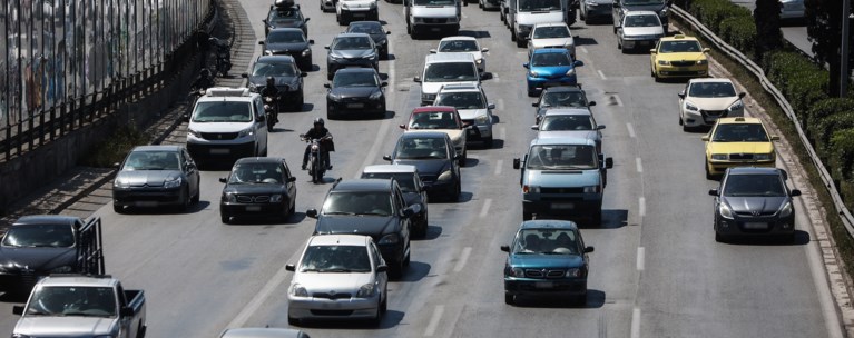 Έρχονται τα τέλη κυκλοφορίας με τον μήνα: Πότε ξεκινά η διαδικασία, πόσα θα πληρώσουμε [παραδείγματα]
