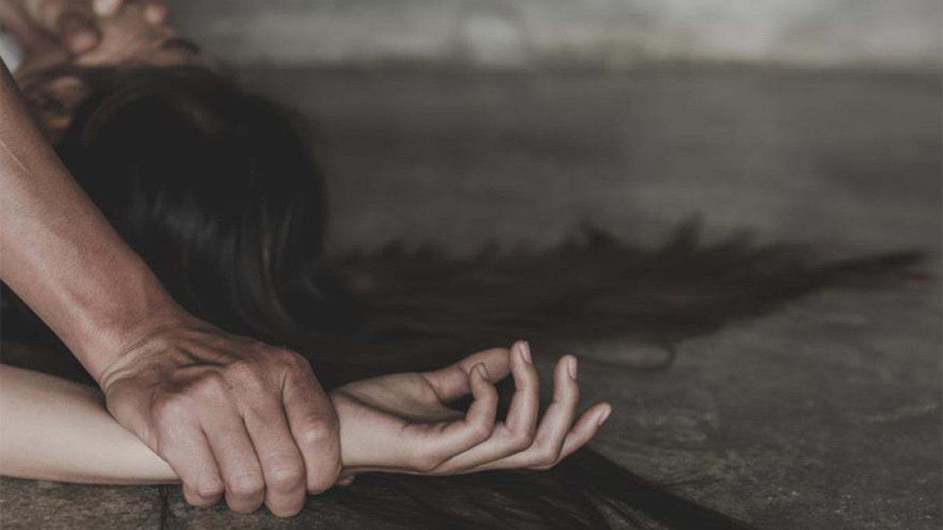 Τρόμος για 31χρονη στην Ομόνοια: Άνδρας της επιτέθηκε για να τη βιάσει, την έσωσε γείτονας που έβαλε τις φωνές