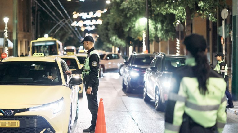 Κολωνάκι: Συνελήφθη μεθυσμένη 36χρονη τραγουδίστρια που παρέσυρε 5 σταθμευμένα οχήματα
