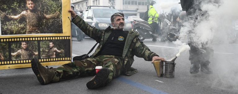 Ένταση στο Σύνταγμα με τη διαδήλωση των μελισσοκόμων: Με αναμμένα καπνιστήρια, στολές και πανό [εικόνες]