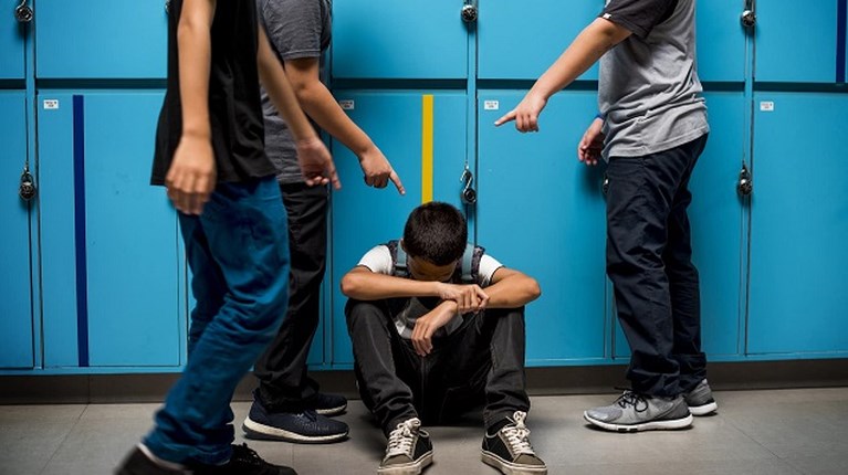 Αδιανόητο- Άγριος ξυλοδαρμός ανηλίκου με τη μητέρα του να ακούει τα πάντα από το τηλέφωνο- "Ούρλιαζα, μη τον χτυπάτε"