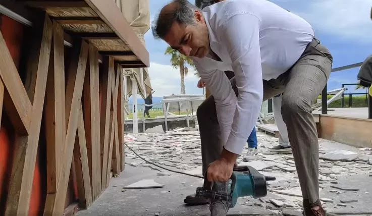 Το δουλεύει καλά το κομπρεσέρ ο Κονδύλης και στάζει ιδρώτα - Τα καραγκιοζιλίκια ενός Ανδρέα