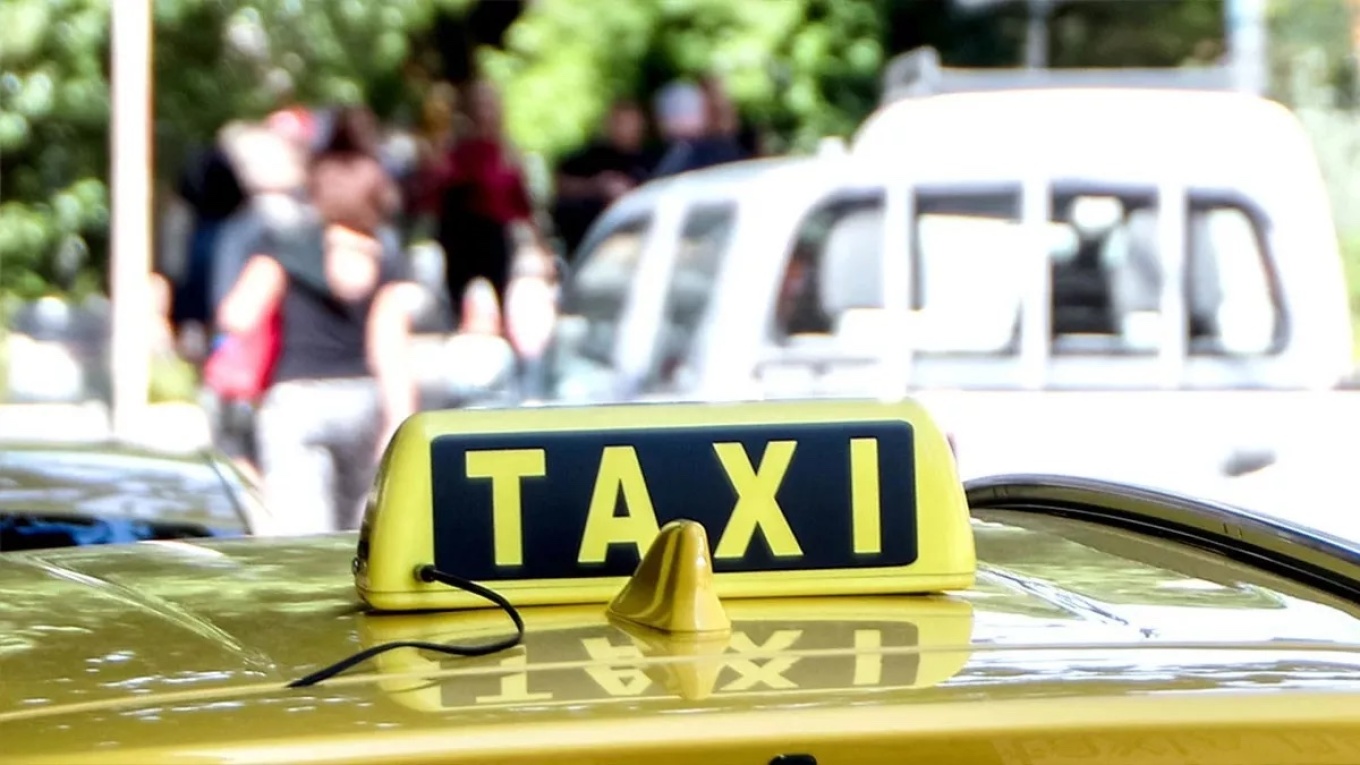 Συνελήφθη οδηγός ταξί: Χρεώσε 110 ευρώ για διαδρομή από το αεροδρόμιο μέχρι το λιμάνι του Πειραιά