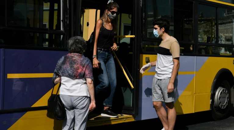 Αγιος Στέφανος: 15χρονος επιτέθηκε με πέτρες σε λεωφορείο και έσπασε τα τζάμια του - Συνελήφθη και η μητέρα του