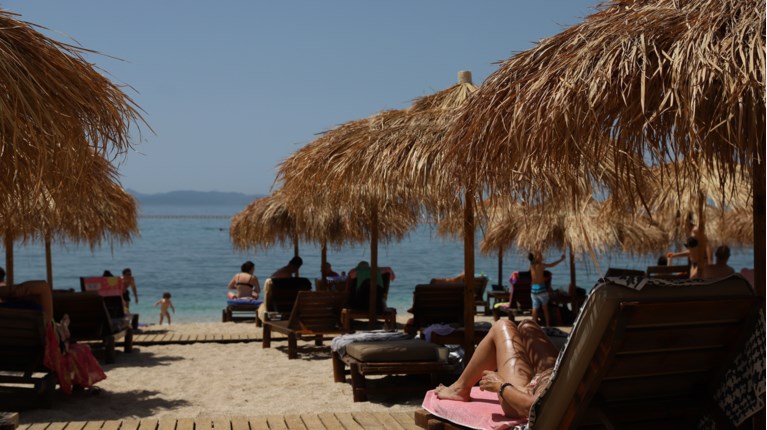 Ακριβή μου... ξαπλώστρα: Μέχρι και 70 ευρώ σε παραλίες της Αττικής