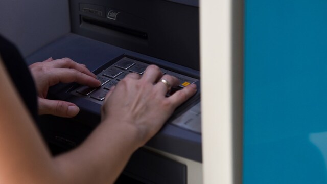 Στα ATM νωρίτερα οι δικαιούχοι του ΟΠΕΚΑ - Πληρώνονται σήμερα τα επιδόματα