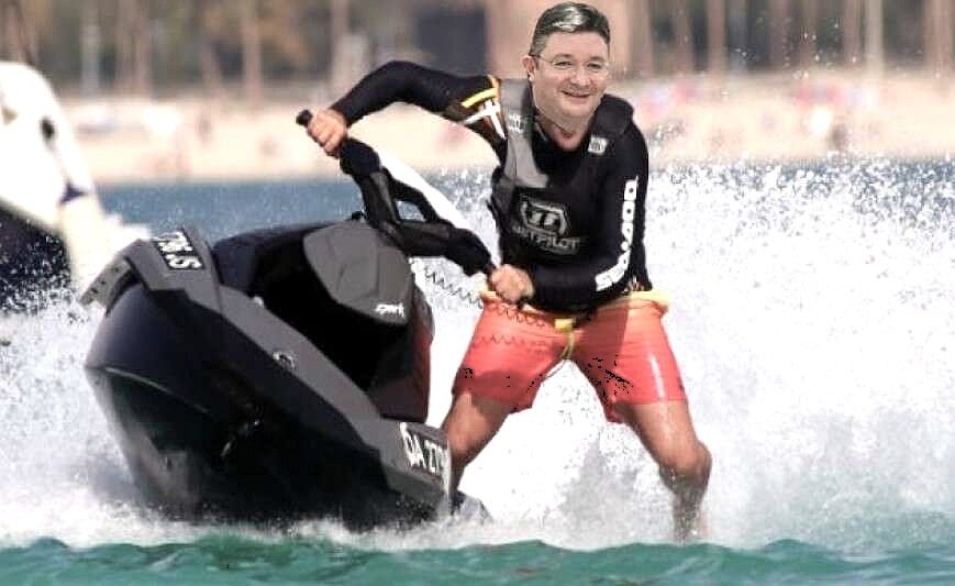 Σπύρος Βρεττός: Ο δήμαρχος με το jet ski... που ζει με 1.500 ευρώ το μήνα...