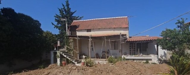 Θρίλερ στον Μαραθώνα: Αποκάλυψε ότι είχε θάψει τη μητέρα της στην αυλή του σπιτιού για να εισπράττει τη σύνταξη