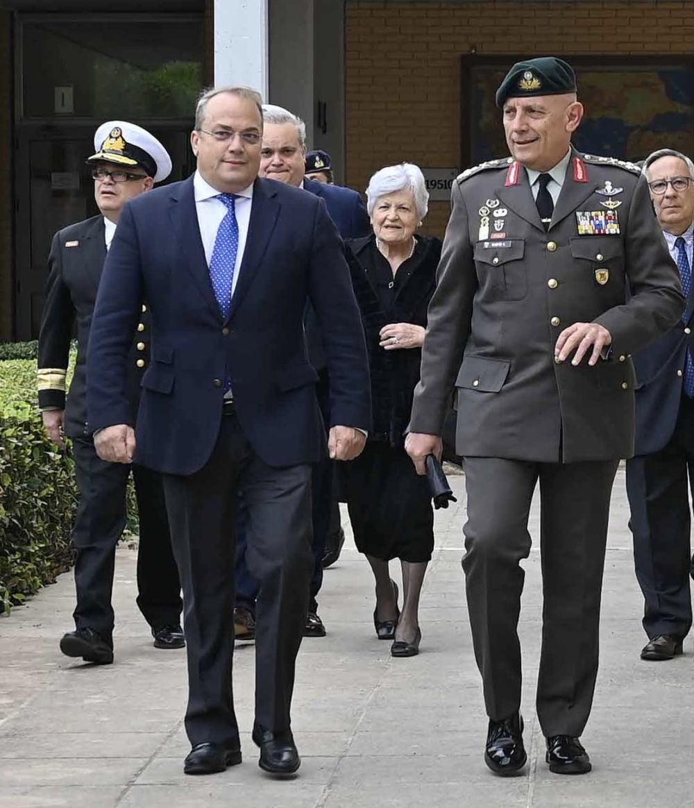 Τελετή απονομής του Χρυσού Μεταλλίου της πόλης στον Αρχηγό του Γενικού Επιτελείου Εθνικής Άμυνας Στρατηγό Κωνσταντίνο Φλώρο και ανακήρυξής του σε Επίτιμο Δημότη Βάρης Βούλας Βουλιαγμένης