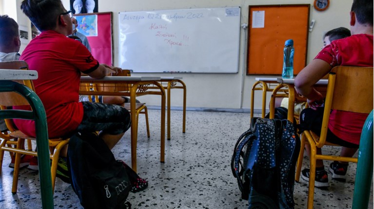 Απίστευτο σκηνικό στα Καλύβια: Εκανε "ντου" σε σχολείο και απείλησε καθηγήτρια επειδή έβγαλε εκτός αίθουσας τον γιο του