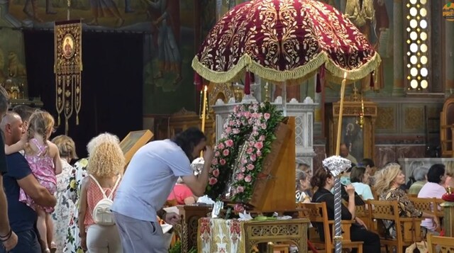 Ουρές για το προσκύνημα της εικόνας "Ακένωτον Ποτήριον" στον Άγιο Παντελεήμονα της Αχαρνών