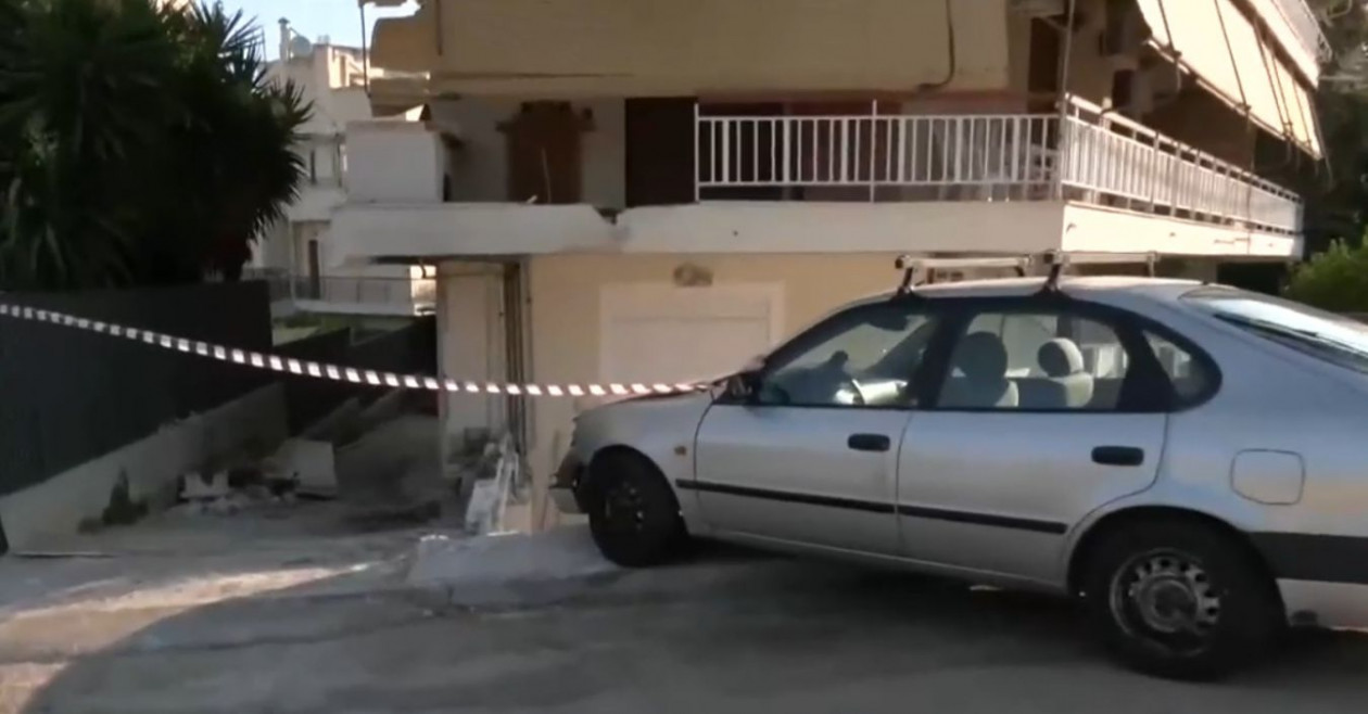Λεωφορείο του ΟΑΣΑ έπεσε σε πολυκατοικία στου Παπάγου